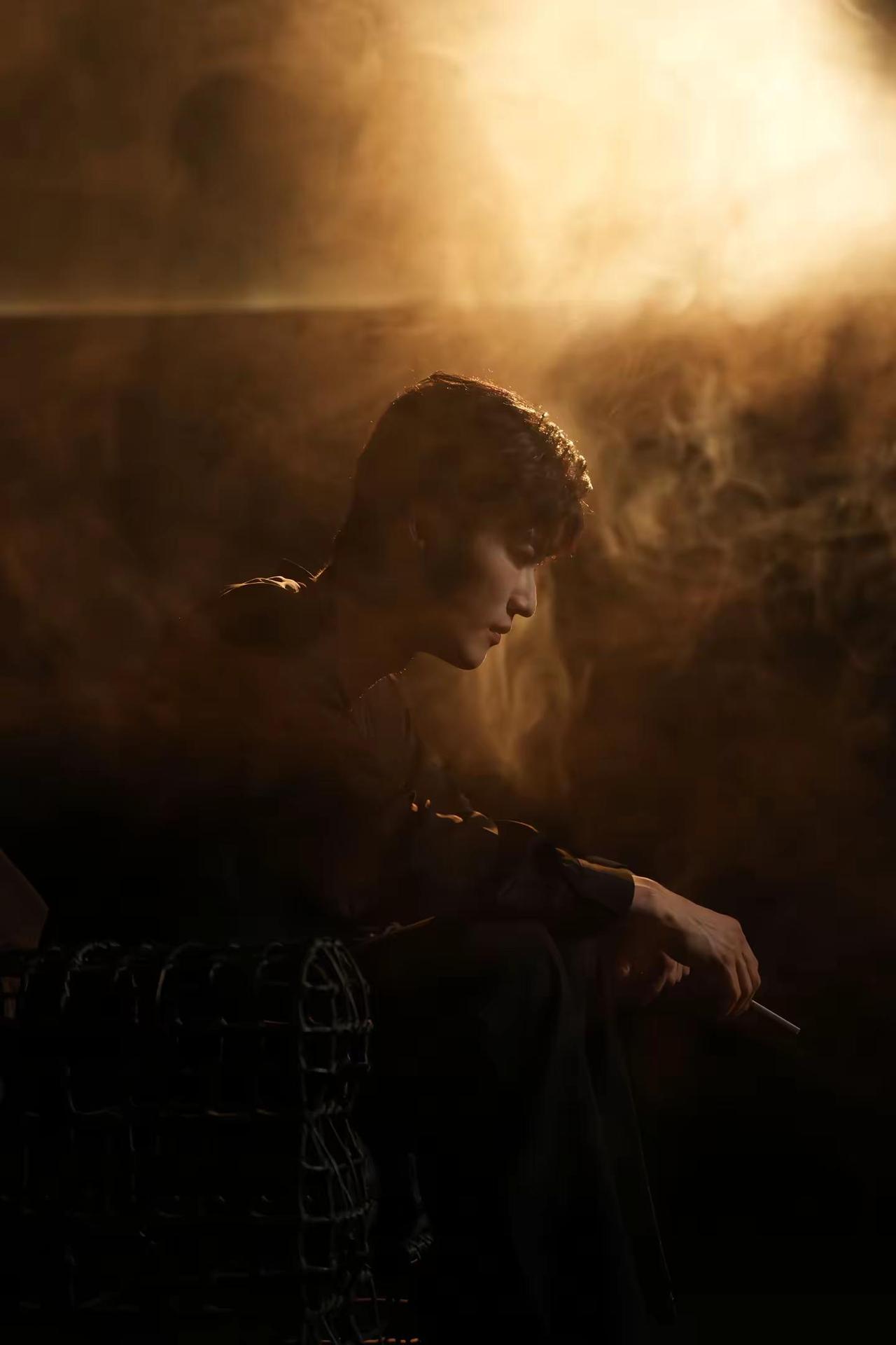 自信放光芒。咱就说自信放光芒，原图直发帅炸了 光影 时尚大片 拍摄花絮