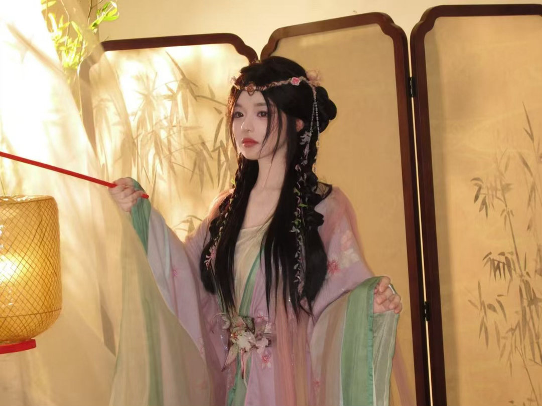 黄霄雲头像是刘端端表情包 从舞台合作到头像互怼，黄霄雲和刘端端的兄妹情谊就这么抽