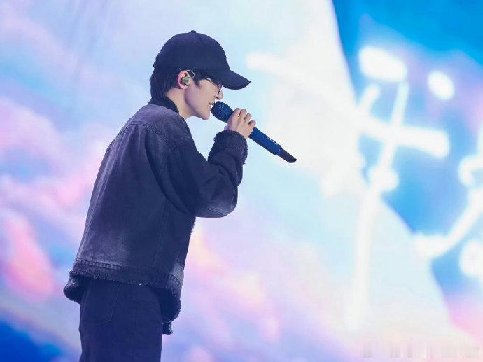 周深全网声明没凑齐九宫格周深没集齐九宫格 谁懂这种温柔的反差！舞台上气场全开的实