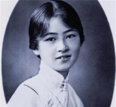 1953年，北京文物保护会议的长桌两端，林徽因的咳嗽声混着争执响起来。

当吴晗