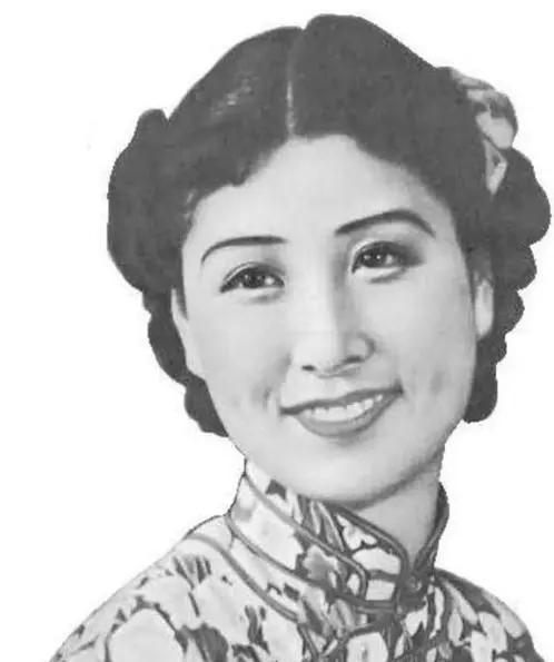 1939年，大汉奸丁默邨正陪情人买皮草，突然他摸出一把钱往柜台一扔说：“我先走了