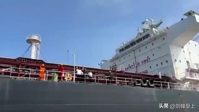 兄弟们，这场战争越来越有趣了
印度油轮在用人民币支付购油款后
被伊朗放行，顺利通