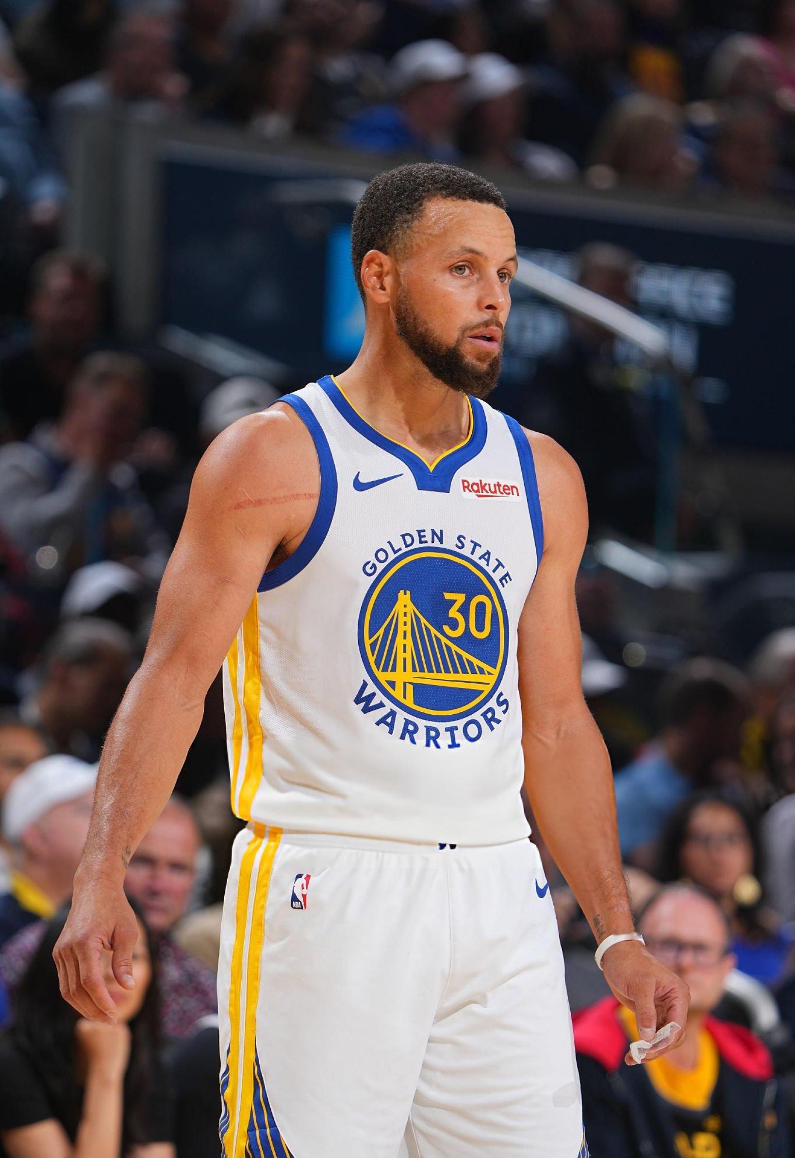 科尔在防守回合都敢把库里拿下去反观…. ​​​