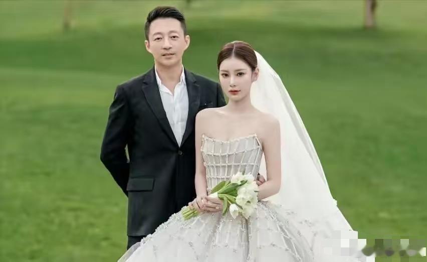 我曾经认为汪小菲这种男人是妈宝型巨婴，情绪不稳定，心里搁不住事，什么事都拿到在网