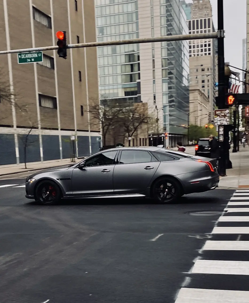 Jaguar XJR 575。