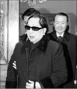 1946年的重庆，还没从胜利的亢奋中完全清醒过来。街头巷尾的茶馆里，人们嗑着瓜子