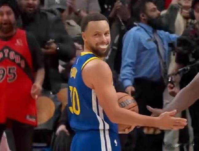 英格拉姆谈库里：

“库里很厉害。”

“他今天拿到39分。”

“他差点就绝杀