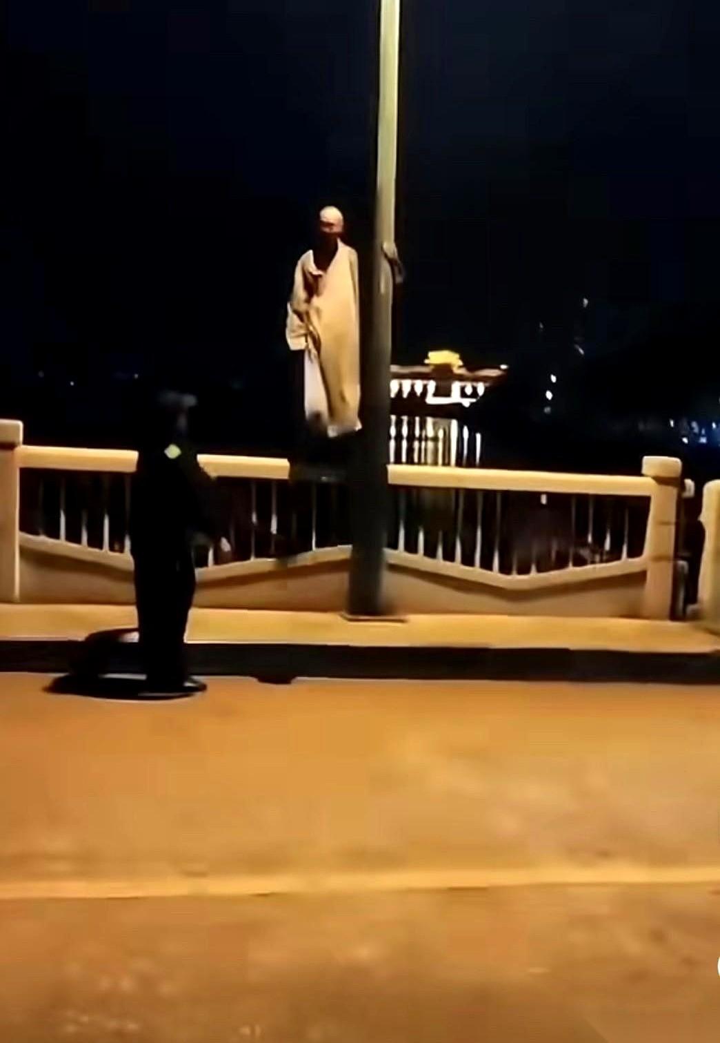 广东江心岛，一个和尚没了。
不是坐化，是跳江。
深夜，黑漆漆的江边，只听见一个年