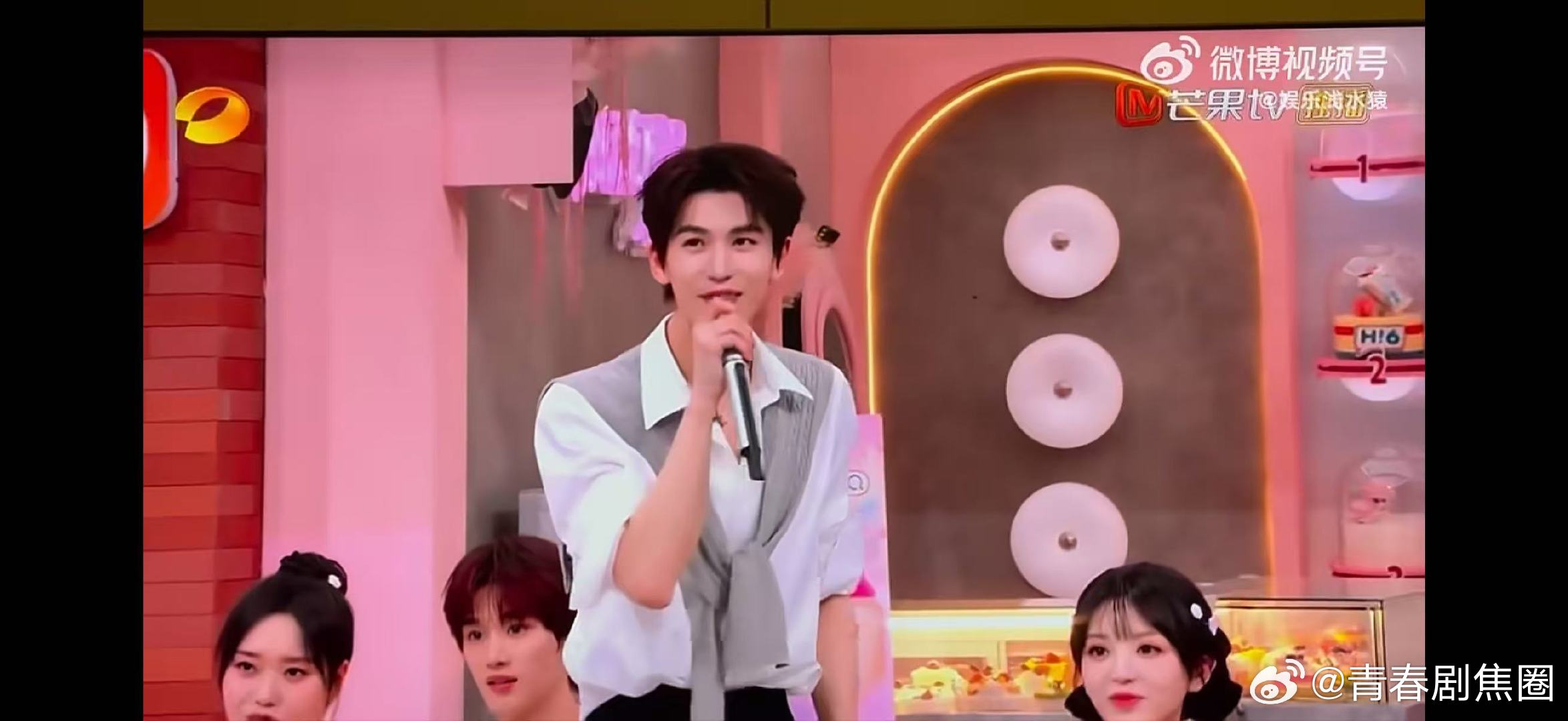 张凌赫你到底跟何炅说什么了你好星期六谁懂这段的悬念感，张凌赫一句悄悄话，何炅马上