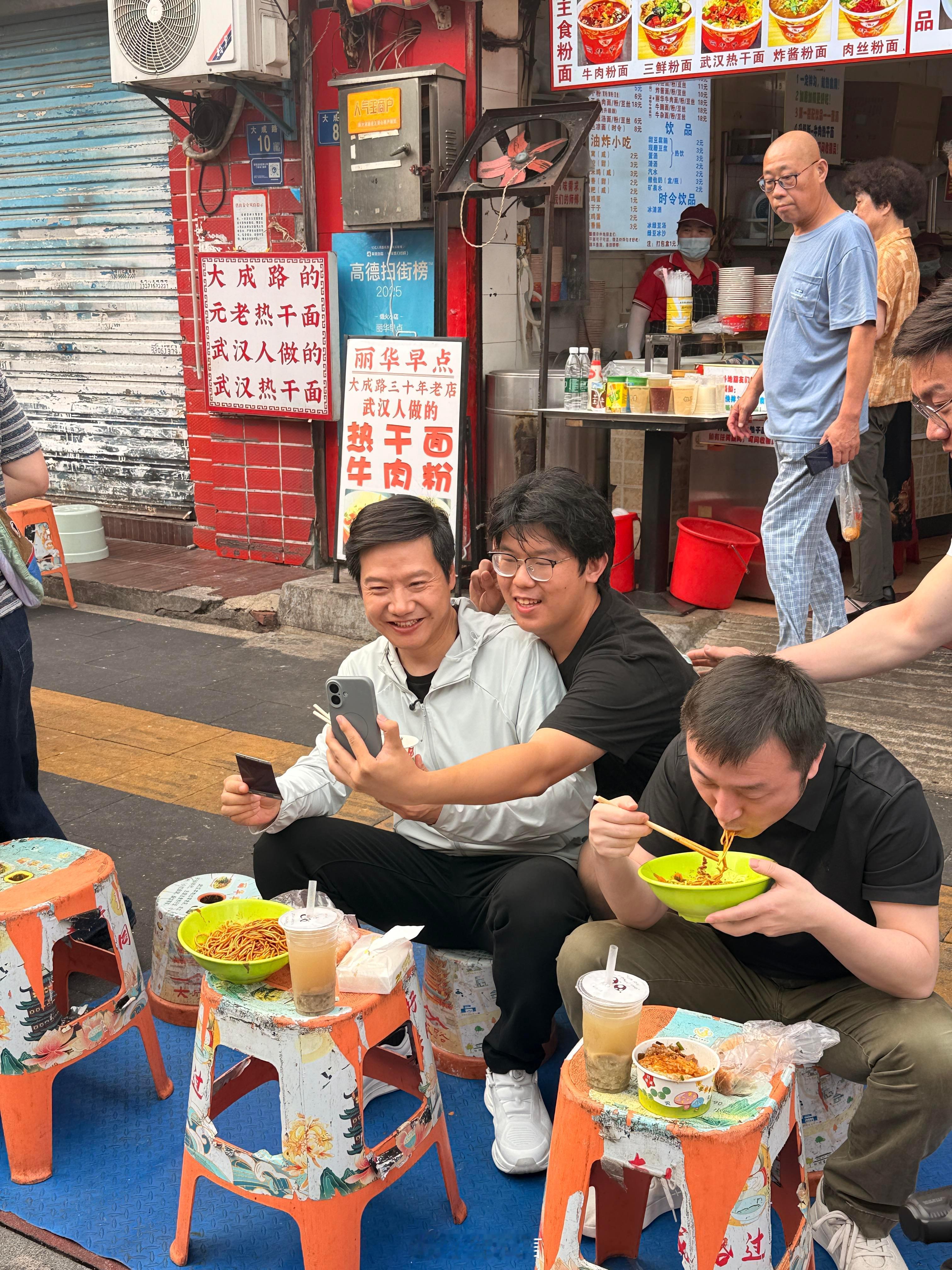 以前在武汉的时候，也经常吃热干面和豆皮过早。这么接地气的千亿总裁，还有谁 雷军在