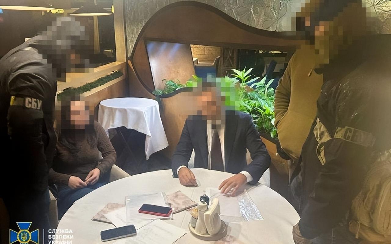 据媒体报道，日前基辅又抓了一个“卖官的”。乌克兰执政党“担保人”党主席瓦列里·托