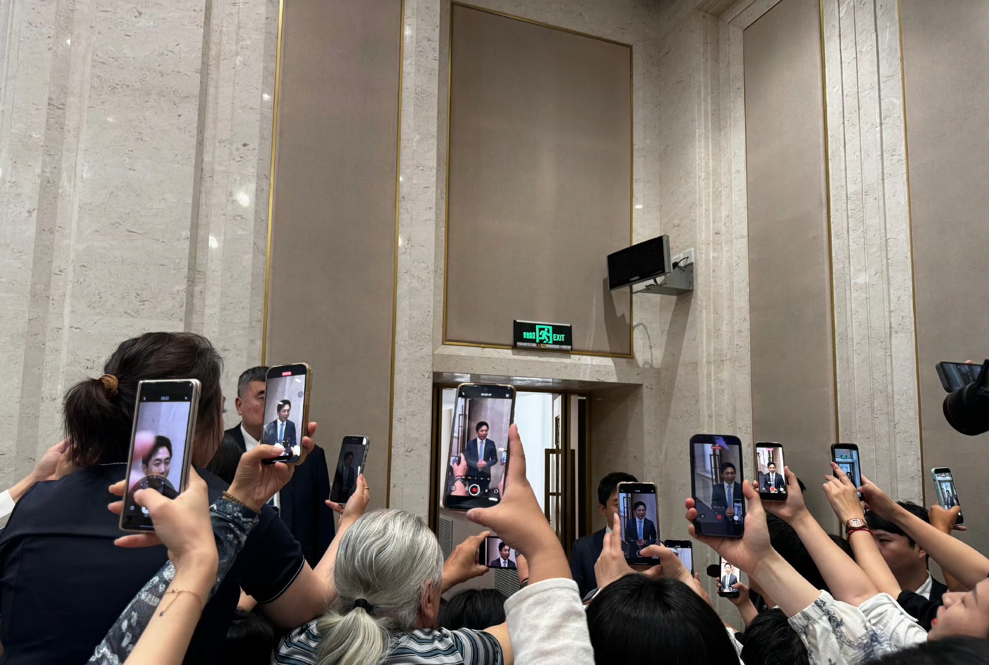 泡泡玛特王宁被记者包围王宁被记者包围，真的好有人气啊，你们还喜欢泡泡玛特吗？ 