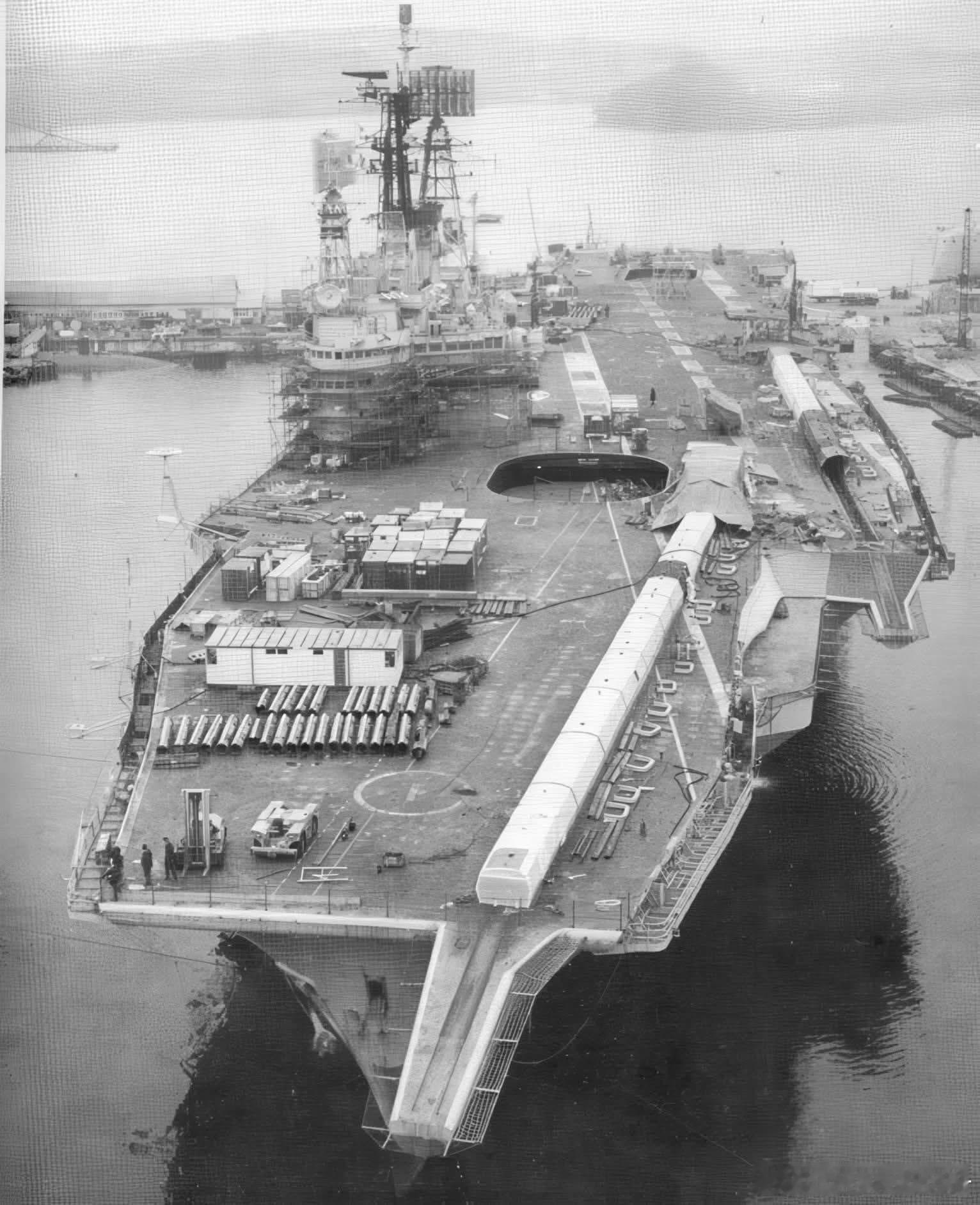 70年代初进行现代化改造的皇家方舟号航母，然而这次改造并没有给她续命太久中外舰闻