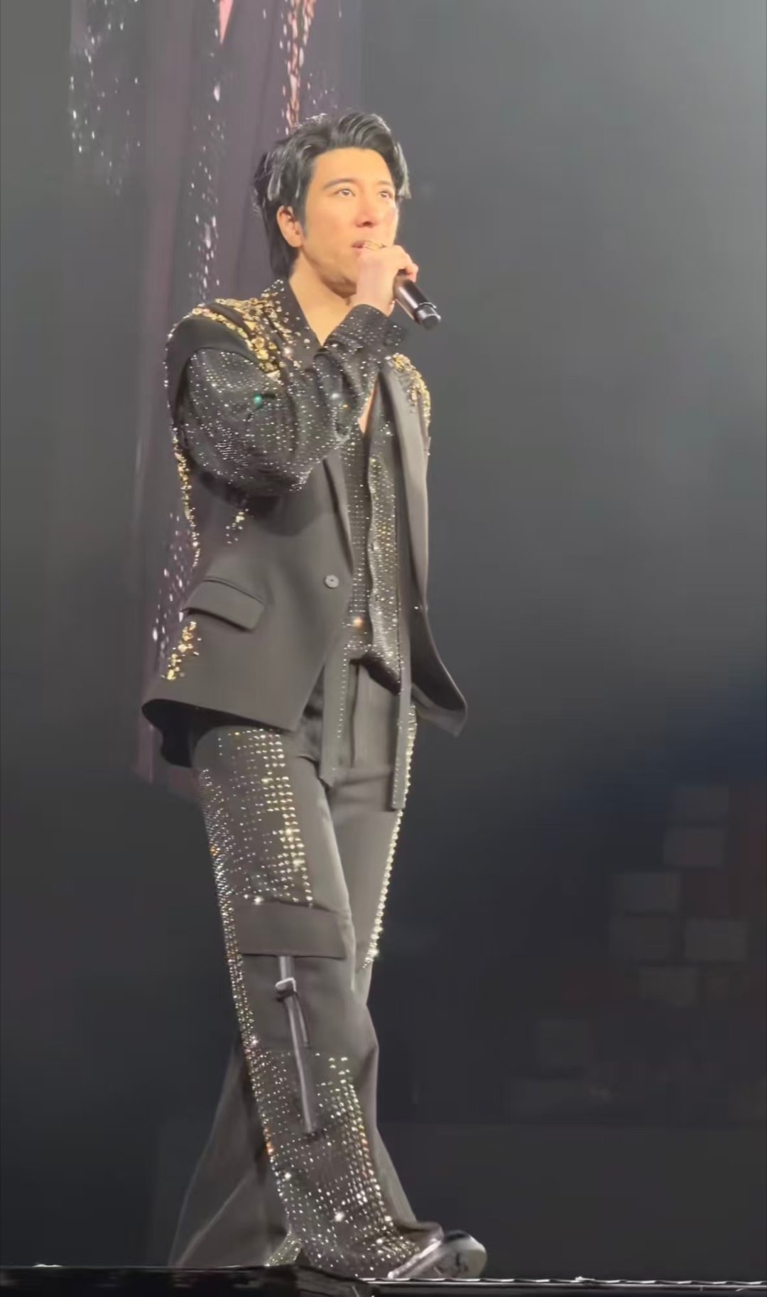 女生演唱会分享热点成信号侠  王力宏出道30周年演唱会的暖心一幕太好哭了！成都场