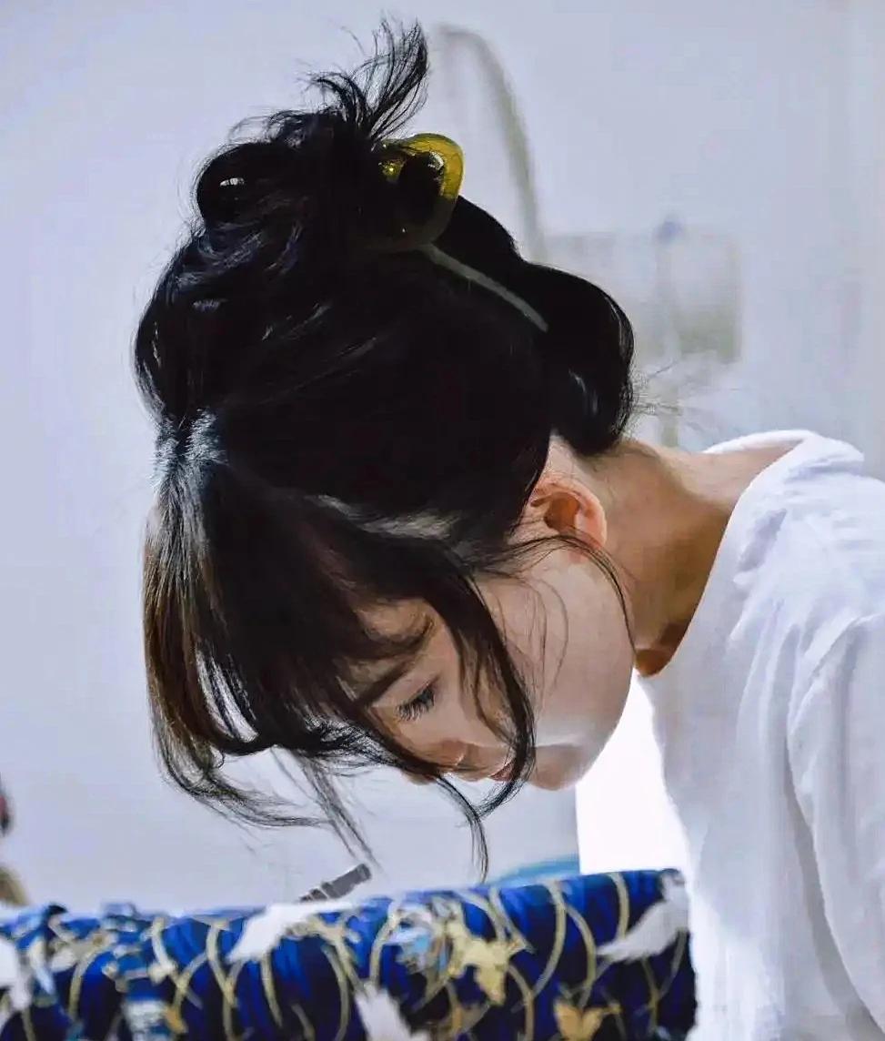 抬头望明月，低头思故乡。