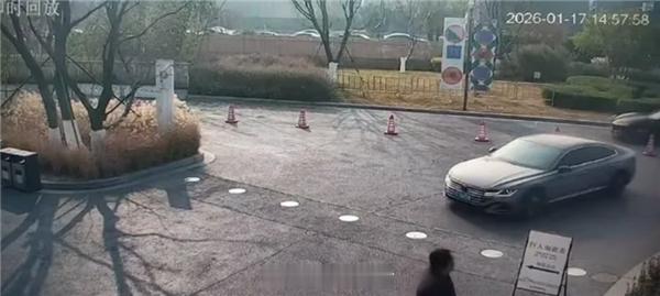 【维修费近2万！车还没通过升降柱就提前抬升 网友称底盘油箱被顶烂】四川成都天府艺