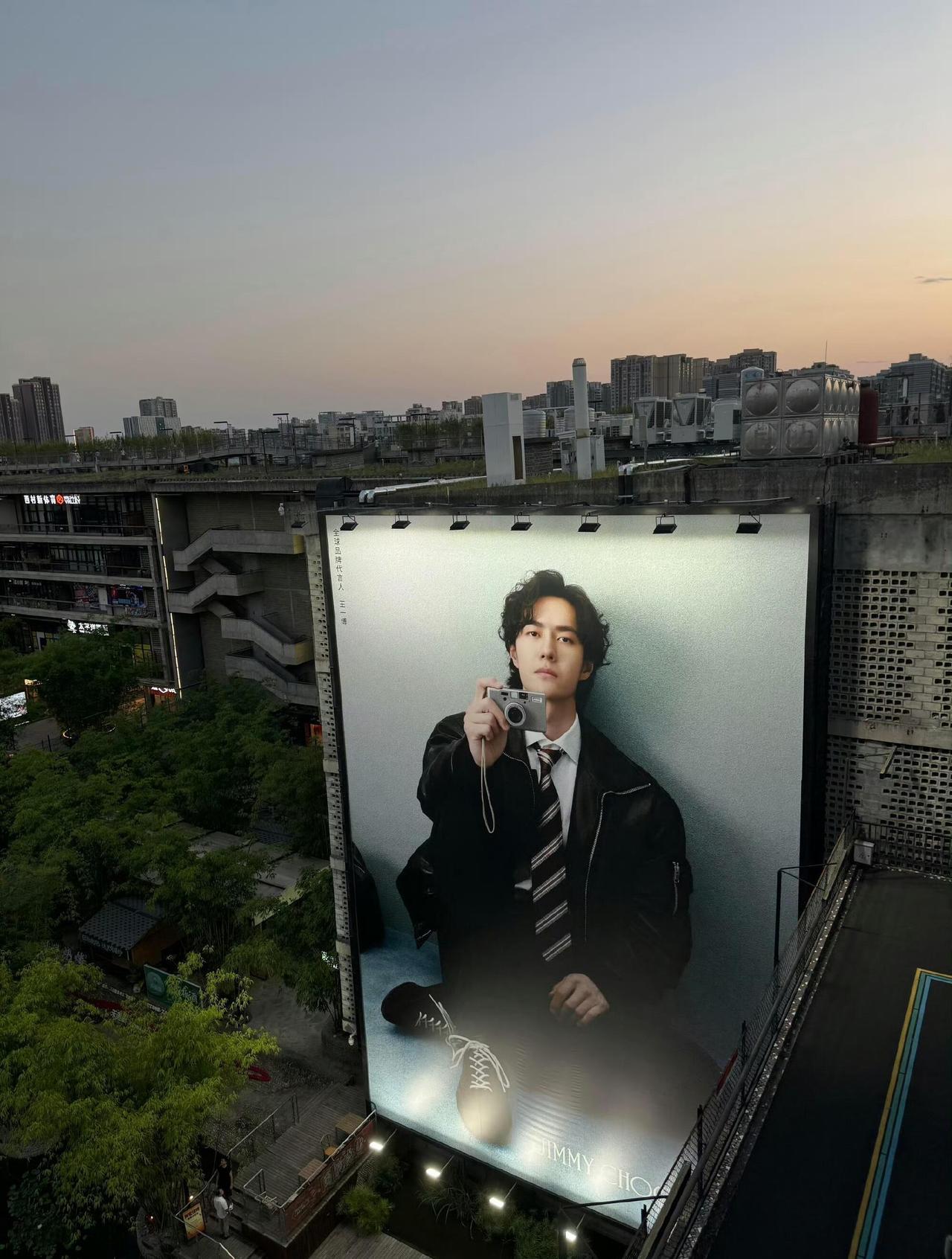 jimmychoo的大地广，必出神图！
有如此出色的全球代言人，才能不断产出神图