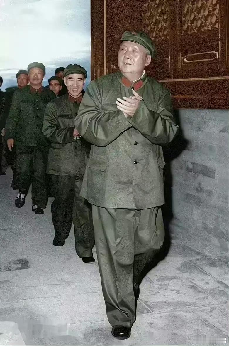 六十年代，走上城楼的主席。 ​​​