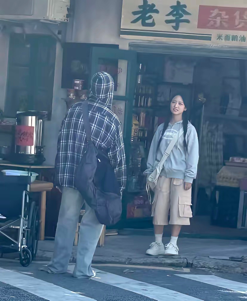 沈月也是不上镜的那种。。。她本人比照片还要美，身材好好呀！脸小小的 头发怎么这么