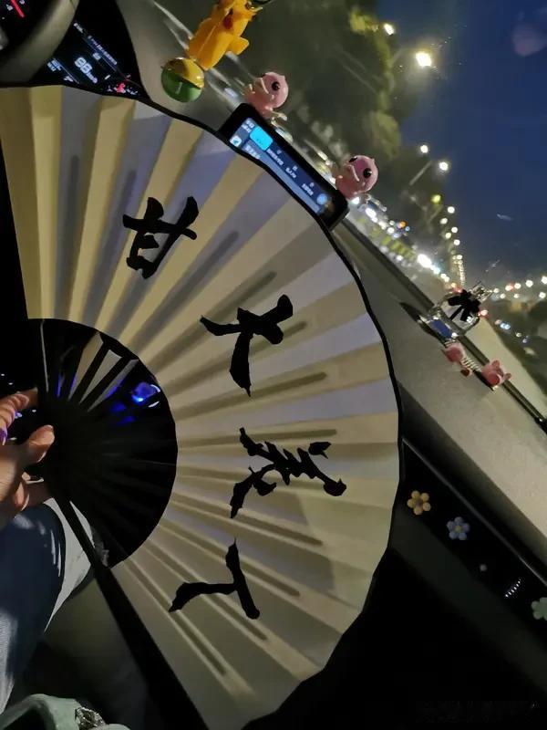 一句一字猜，组个成语来！
夫人不出头（      ）
虾旁虫没有（      ）
