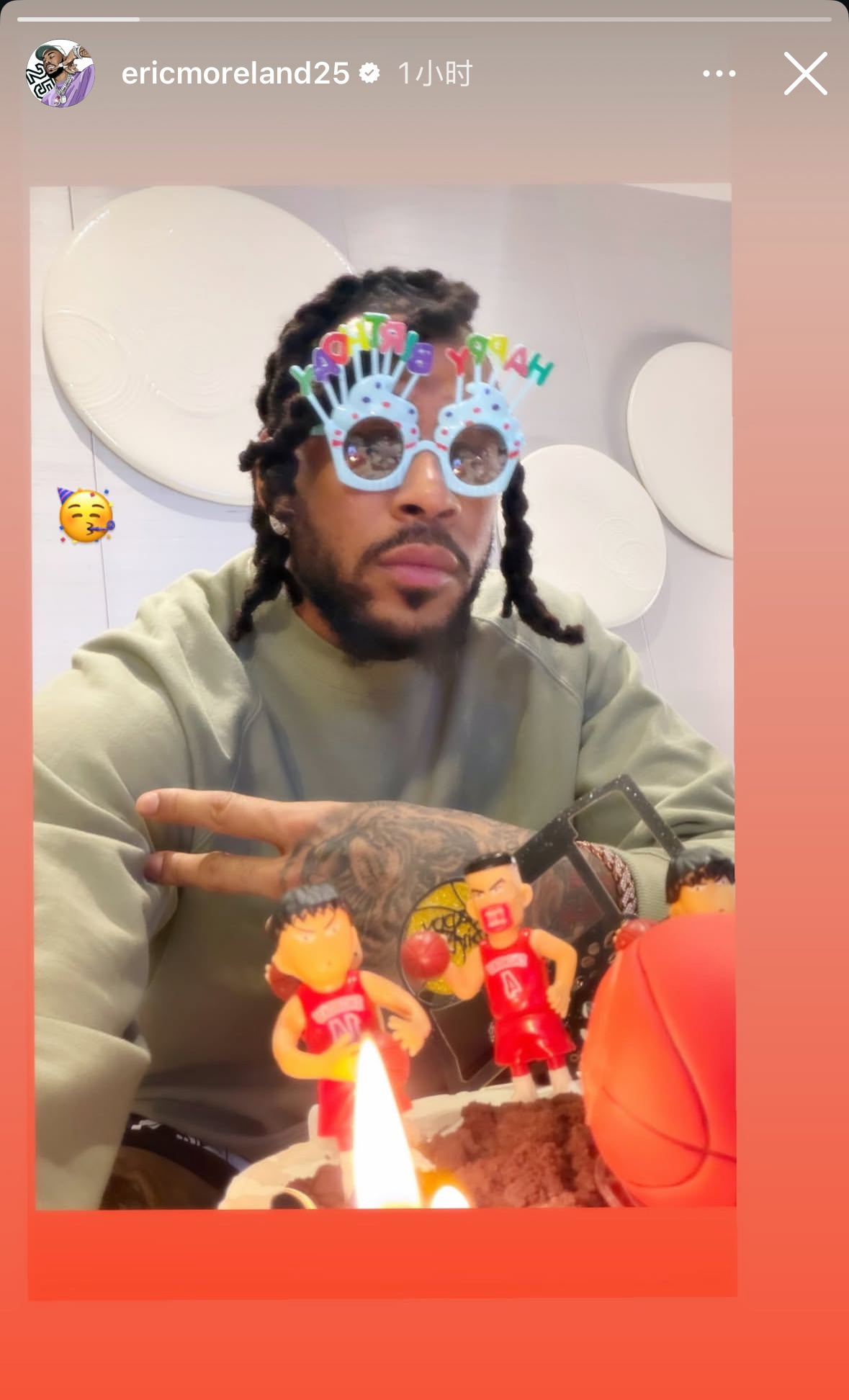 莫兰德更新ins story 发布自拍自己和生日蛋糕的自拍🤳还带了生日眼镜👓