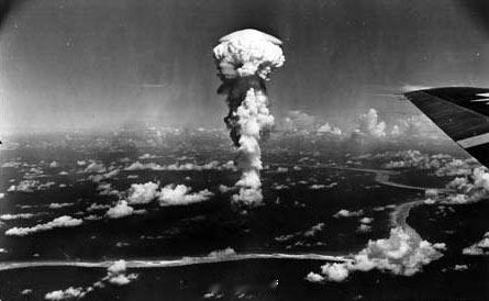 日本广岛爆炸现场视频1945年8月6日凌晨，美军的B-29轰炸机飞临日本广岛，从