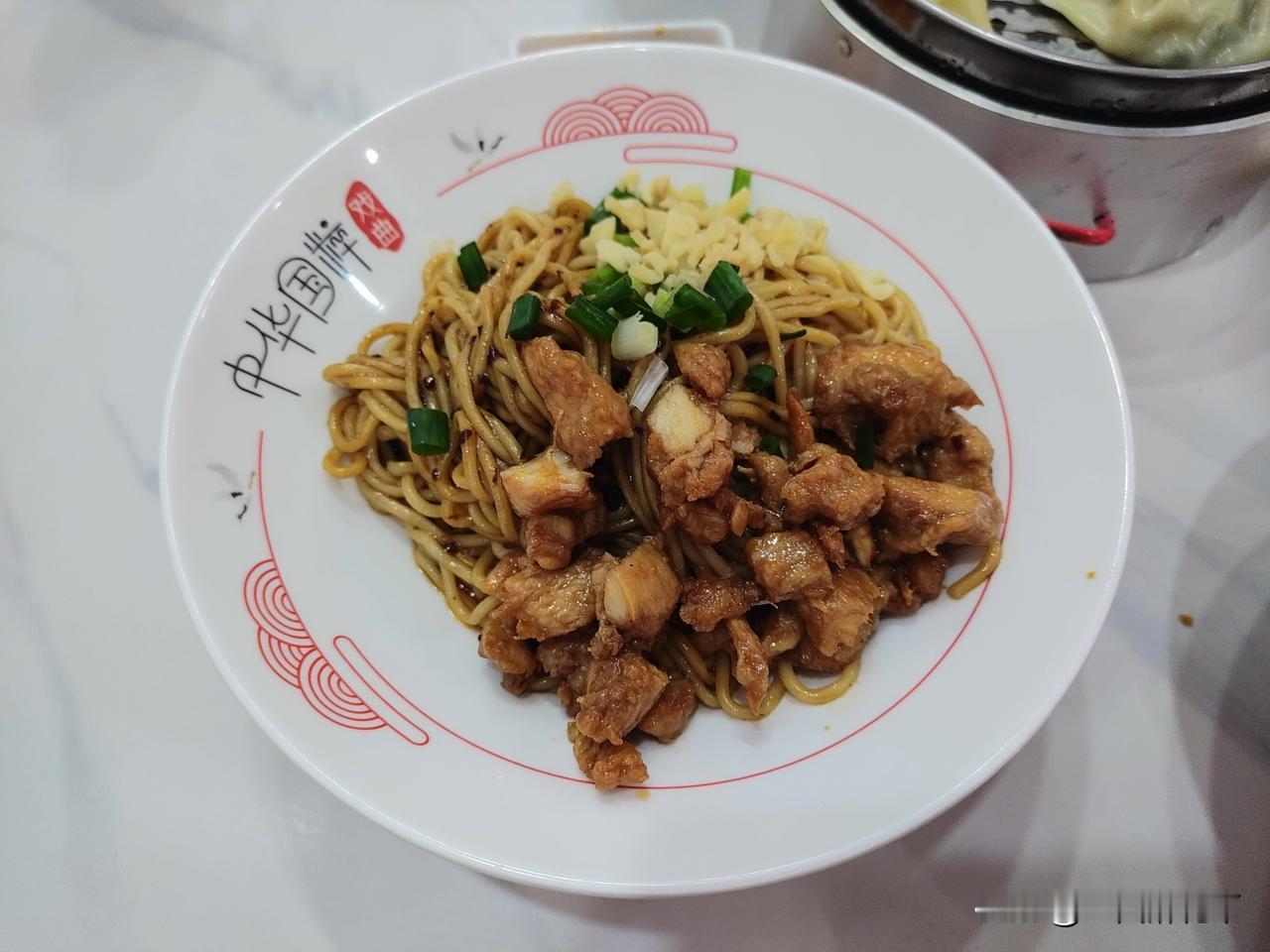 右下牙疼，丝丝拉拉，搞得我好烦。
弋矶山医院口腔内科也看了，因为有全瓷牙冠，看不