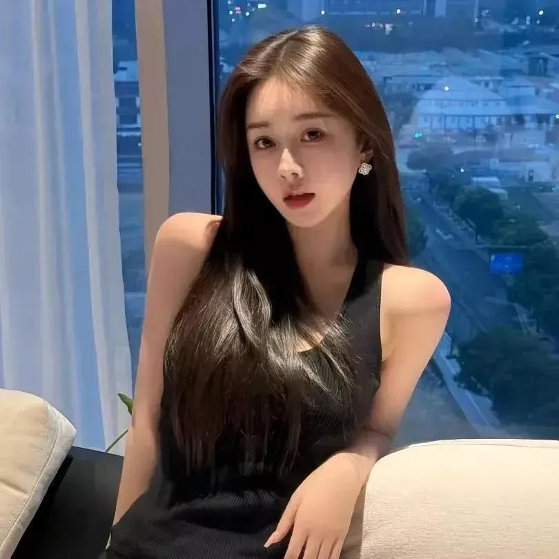 都市夜景中的优雅少女，窗外灯火璀璨，尽显迷人魅力。夜景气质少女 夜景美照 夜景女