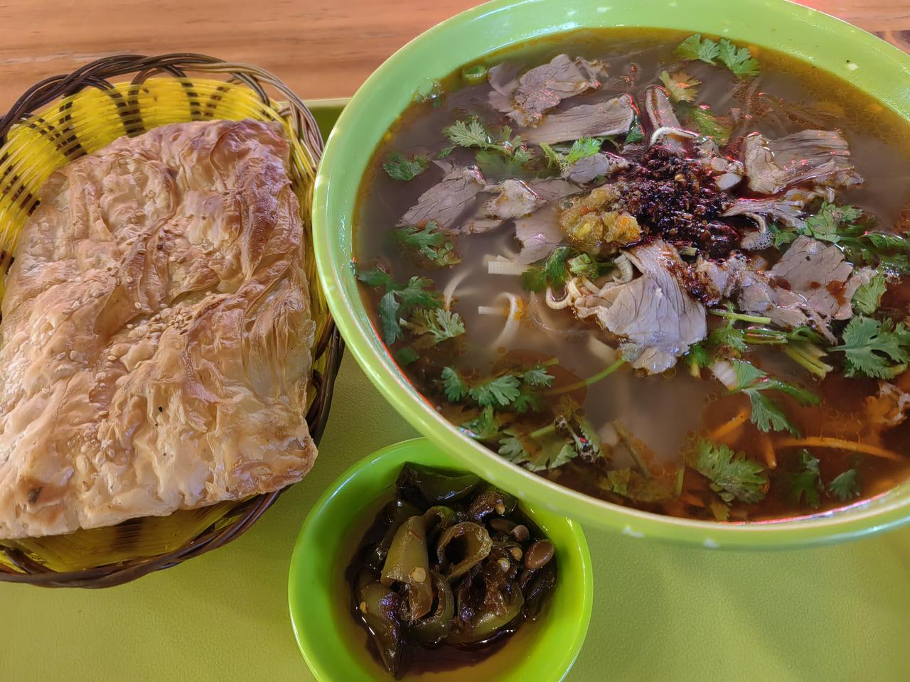 一个人的午餐，懒得做了。去要了一碗淮南牛肉粉丝汤，大碗18元。粉丝有点软烂了 。