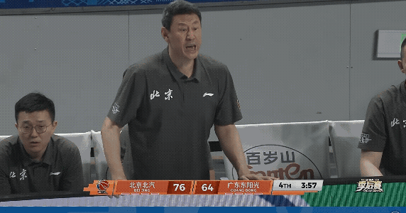 半决赛北京北汽对阵上海男篮，很巧合北京北汽助教李楠之前停赛也是和执教江苏打上海有