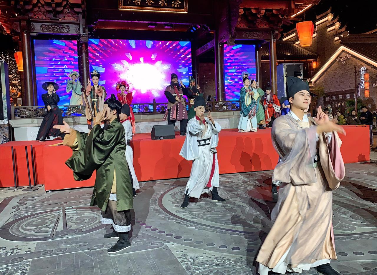 52岁心脏手术后养病，我硬生生把自己活成了一个“两面人”。

白天站在讲台上，我