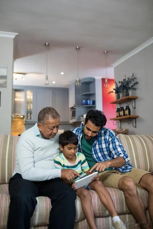 “爸，您能别总拿我手机吗？”—两代人的数字代沟

“爸，您能别总拿我手机吗？”那