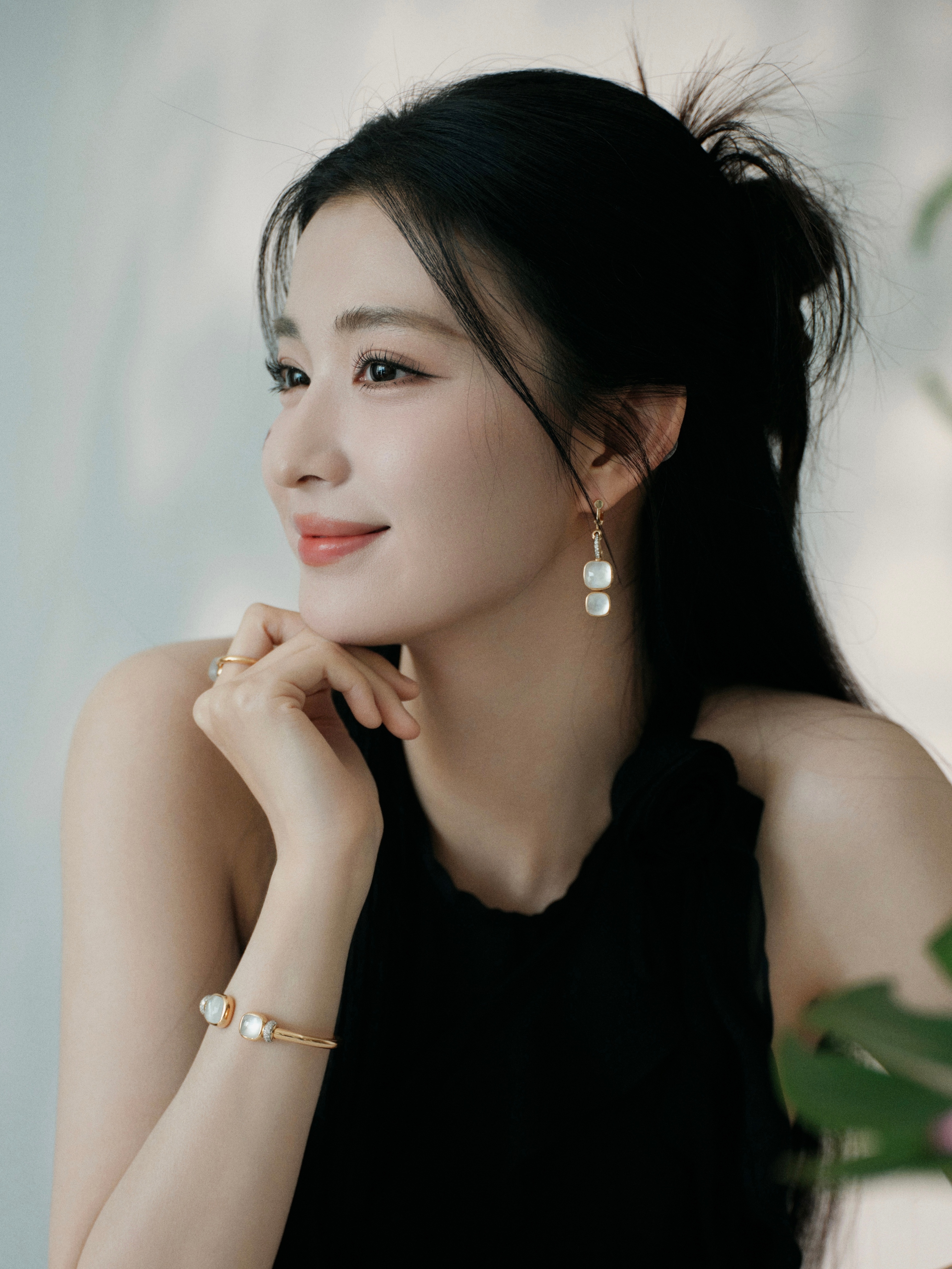 王楚然，五官精致，皮肤白皙。 ​​​