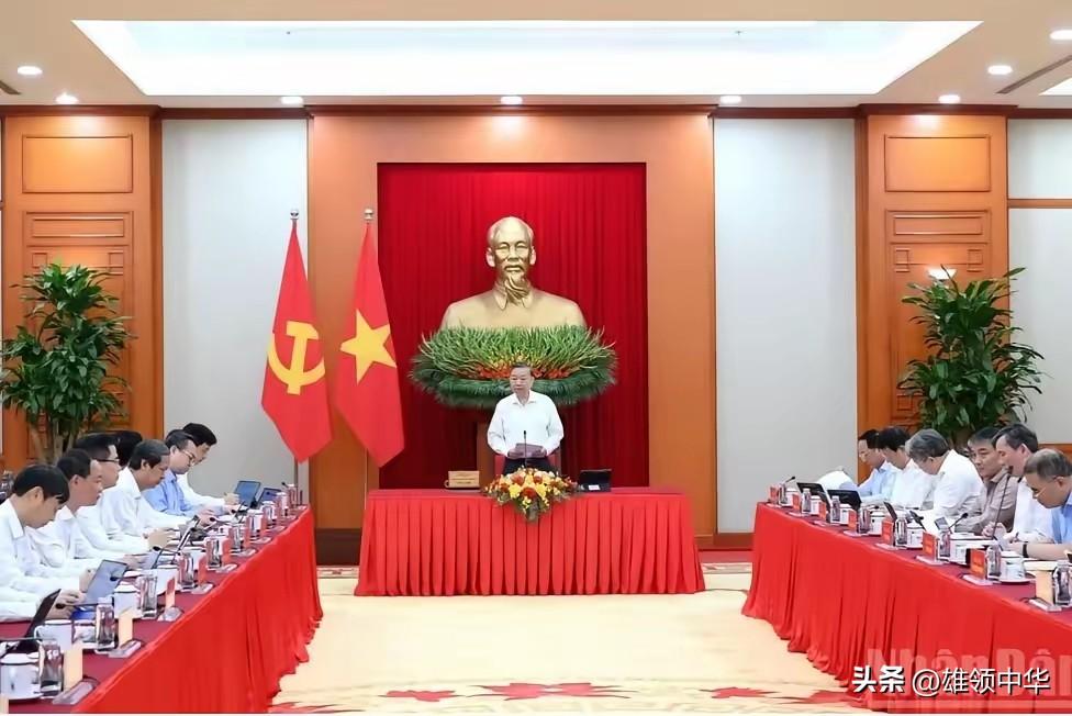 “唯我独尊”，先前见到的开会场景是苏林与其他越南高层是并排而坐，而这次却“别开生