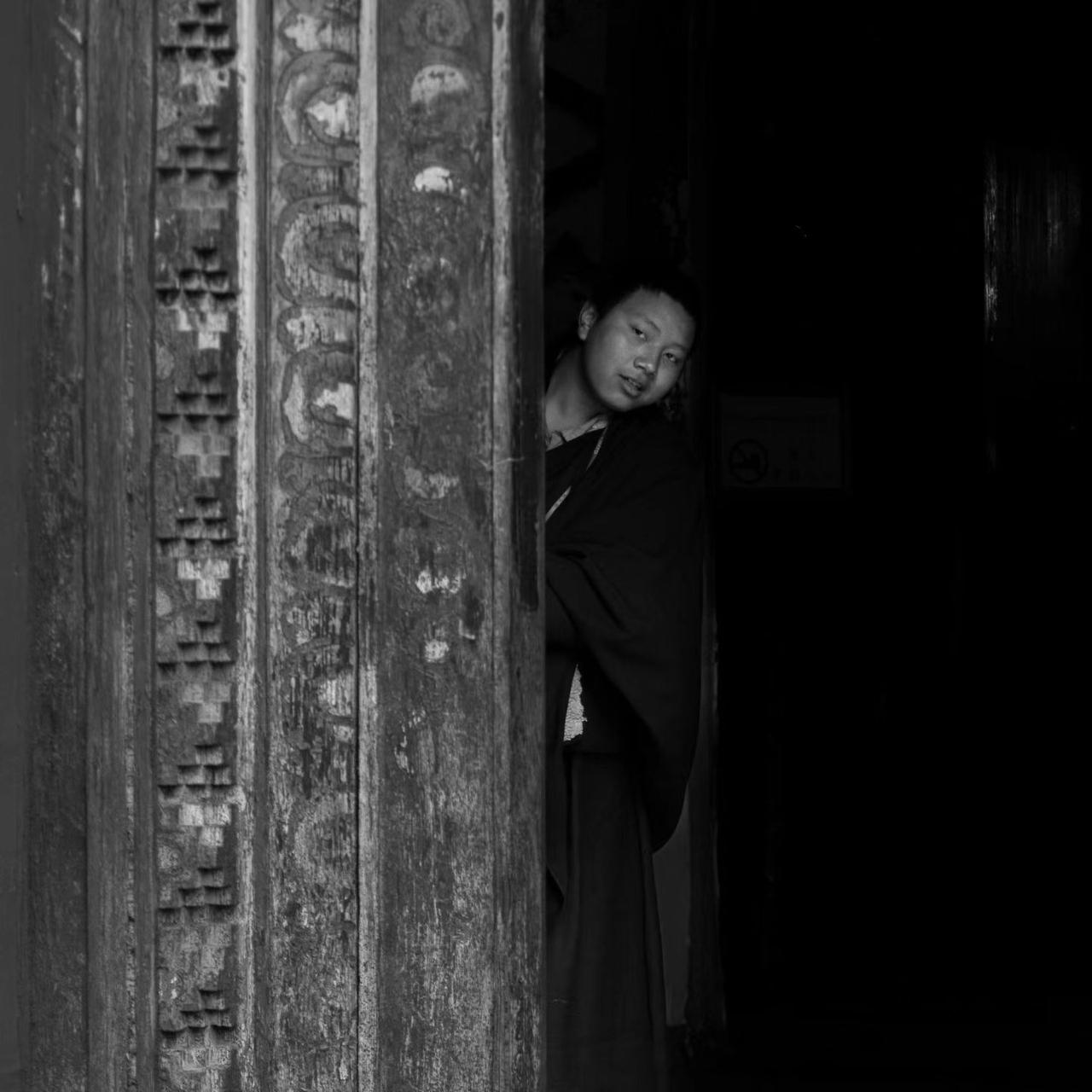 害羞的年轻人……希望藏区依然“真山、真水、真人”！今年马年，一定要进藏一次。
（