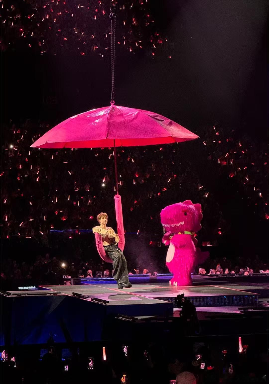 汪苏泷的兵把音乐节开成演唱会 谁看了不说一句汪苏泷人气太顶，小泷包们把音乐节应援