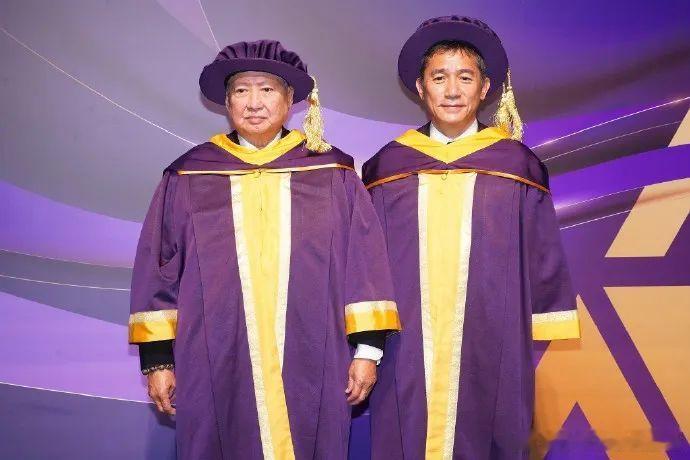 【 洪金宝梁朝伟获博士学位 ！全家上阵领奖】梁朝伟、洪金宝 、许鞍华等人于12月