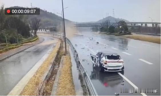 有一种汽车安全叫做“极氪式安全”，极氪汽车用实战经历证明了自己是现实碰撞测试从没