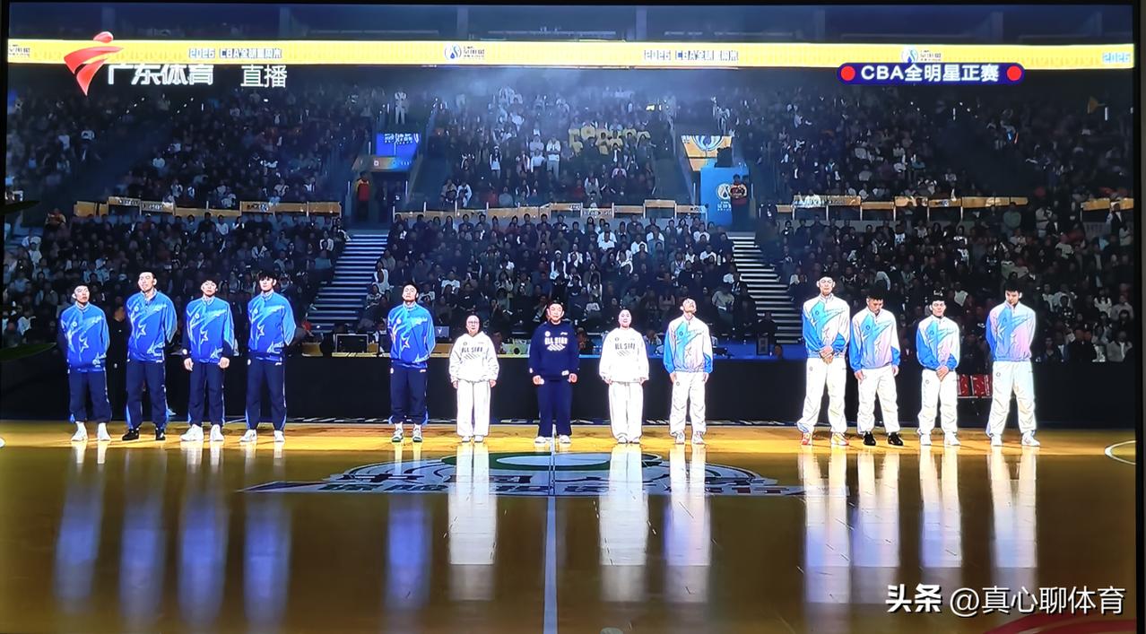 南区票王徐杰和北区票王赵睿领唱国歌[给力][给力][给力]
两位票王都是广东宏远