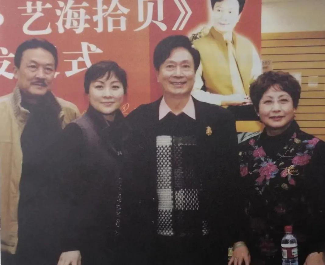 上影厂两位帅哥黄达亮 梁波罗与上京头牌花旦李炳淑 上海沪剧院最美花旦马莉莉合影