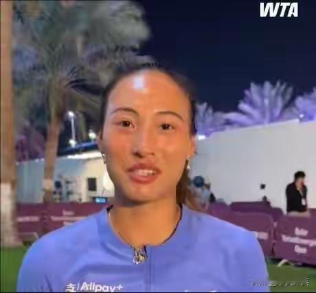 复出后首站比赛，WTA1000多哈站，郑钦文击败美国选手肯宁，取得首胜。
赛后，