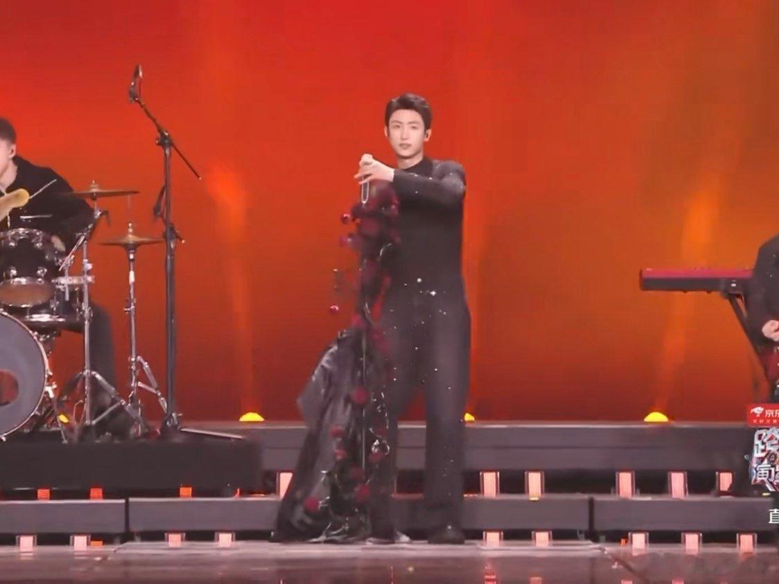 太绝了，拿话筒那一段绝美，不好截图。钻光闪烁的完美身体。 