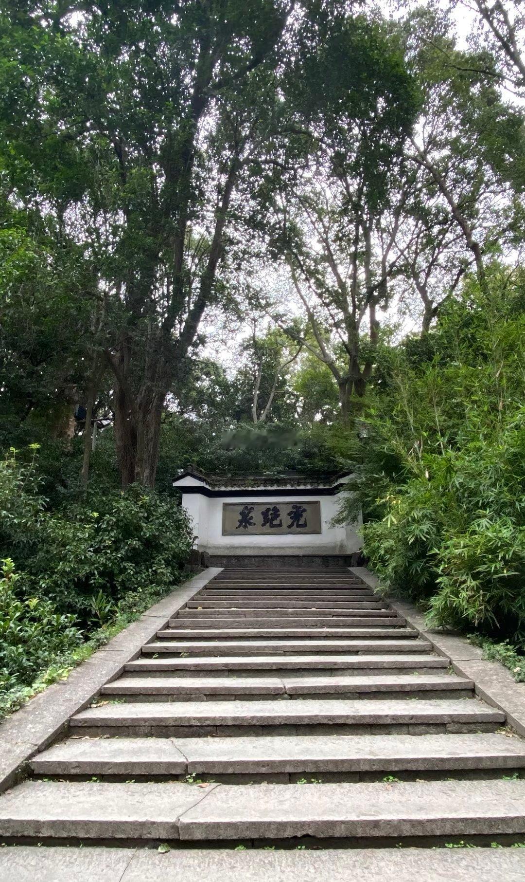杭州虎跑泉非常著名，目前依然可供市民和游客免费打水。图3为排队打“虎跑泉水”的杭