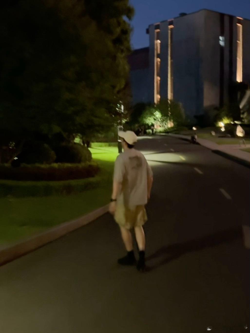 女友视角解锁和黄景瑜过情人节 坐在长椅上思考的侧脸，线条确实优越。那种不经意间的