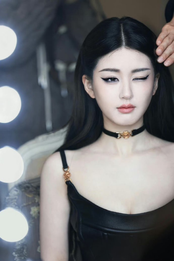 #赵露思吊带皮裙#赵露思吊带皮裙真的好辣啊！猫系上挑眼妆真的好适合啊！冷脸露思一