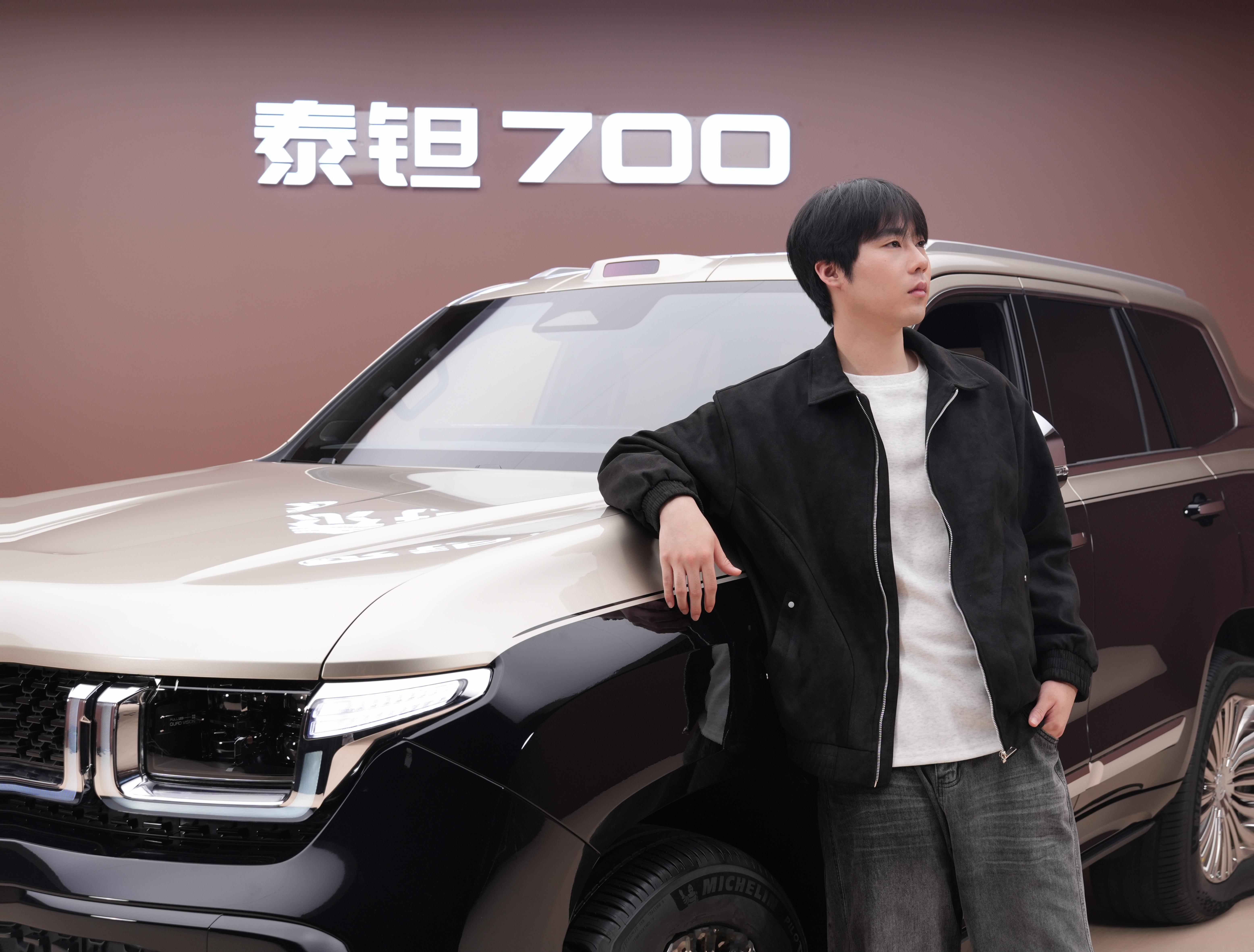 今天第一次见泰钽700实车。比照片里霸气很多，前脸和漆面质感灯光一打特别震撼，合