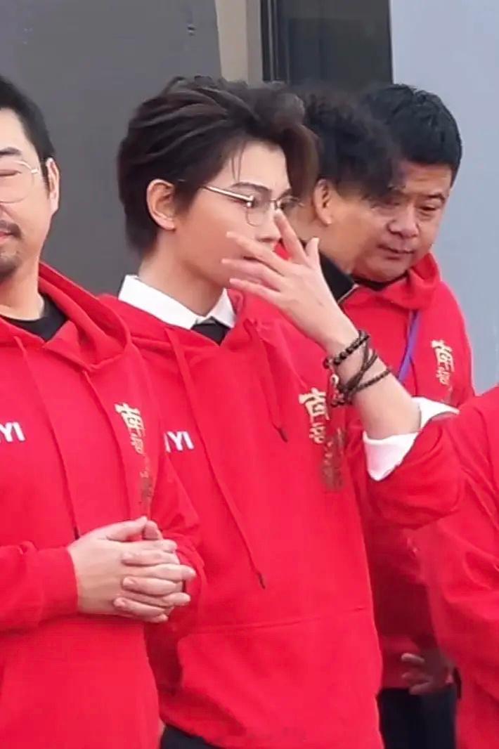 直播截几张帅帅的丁禹兮！[抓狂][舔屏][舔屏][舔屏] 丁禹兮[超话]  