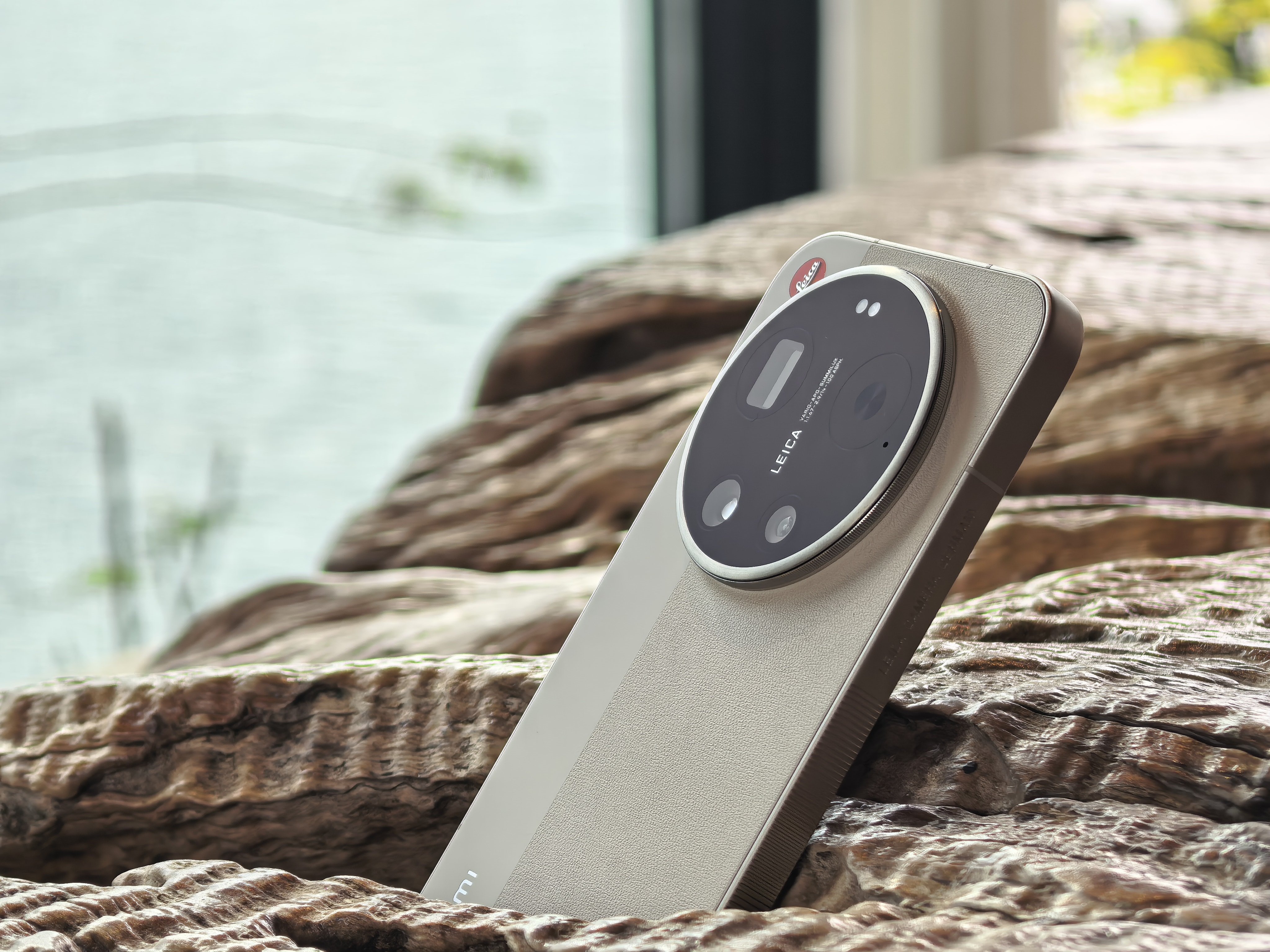 不如用小米17 Ultra徕卡版欣赏一下洱海美景白色的17U徕卡，好看吗？