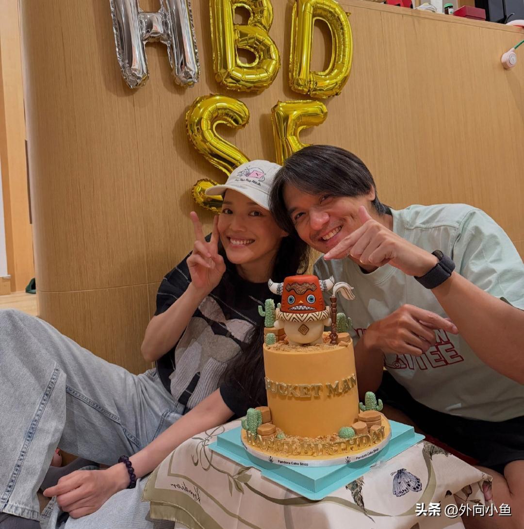 舒淇为老公冯德伦庆52岁生日！

一身黑T恤搭配浅蓝阔腿牛仔裤，头戴简约棒球帽，