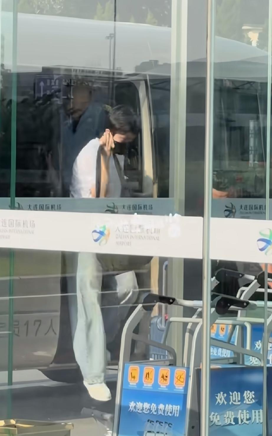 王楚钦今早大连国际机场出发返回北京。
结束在大连举办的乒超联赛第一阶段赛程，王楚
